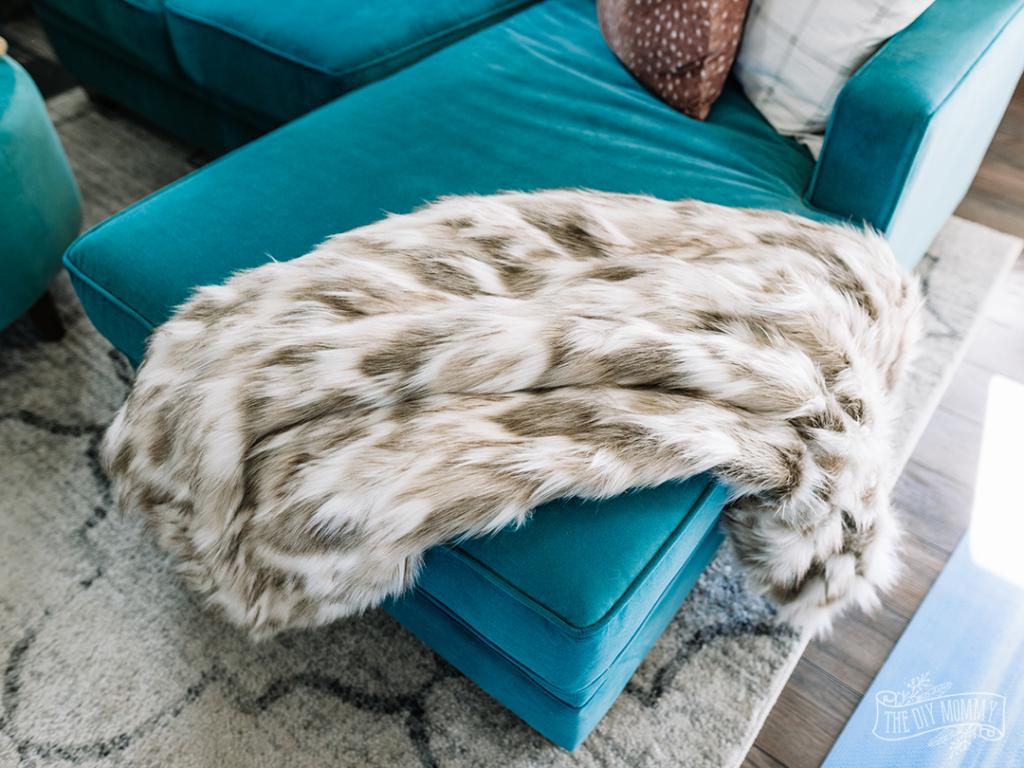 Make a Cozy, Luxurious Faux Fur Throw Blanket | The DIY Mommy