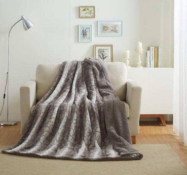 How to Make Your Faux Fur Blanket Soft Again? [Solved]