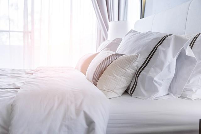 Bed Sheet VS Bed Cover: What's the Difference? - The Sleep Judge