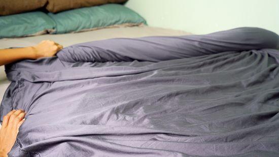 How to Put a Duvet Cover on a Weighted Blanket: 11 Steps