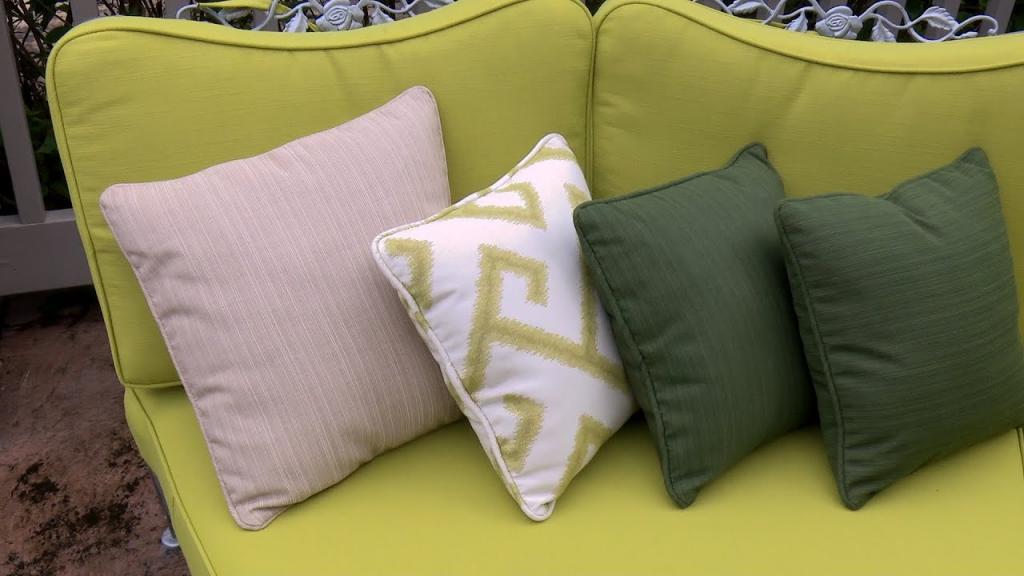 How to Make a Throw Pillow with Piping - YouTube
