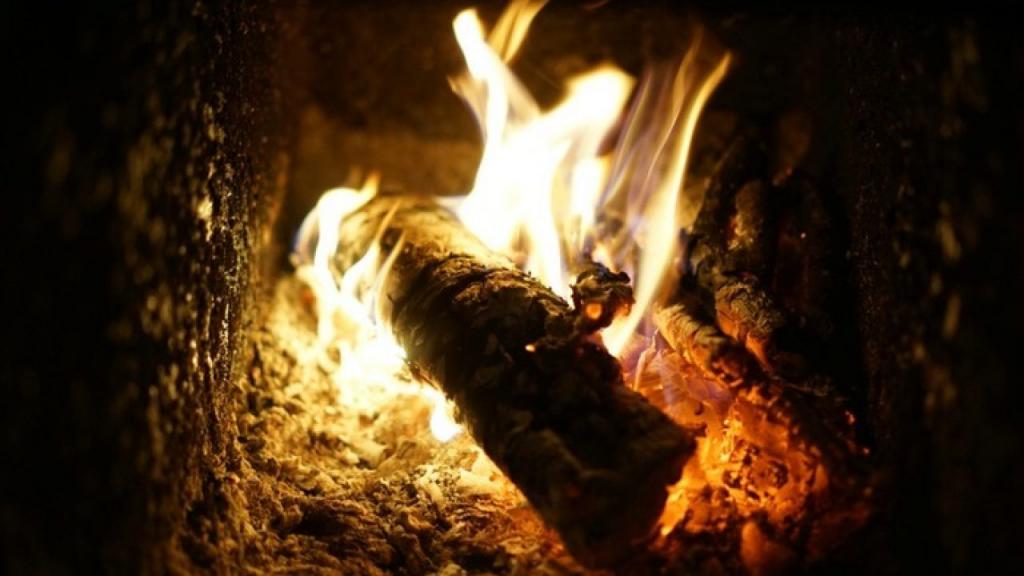 How to Properly Put Out a Fire in A Log Burner | Direct Stoves Resources