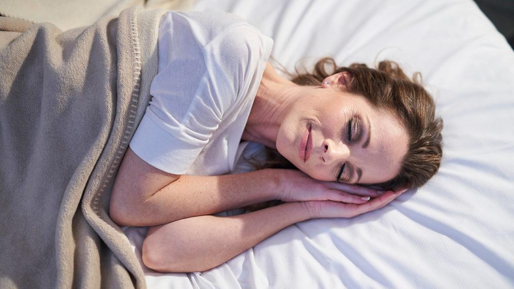 Sleeping without a pillow: Benefits and risks
