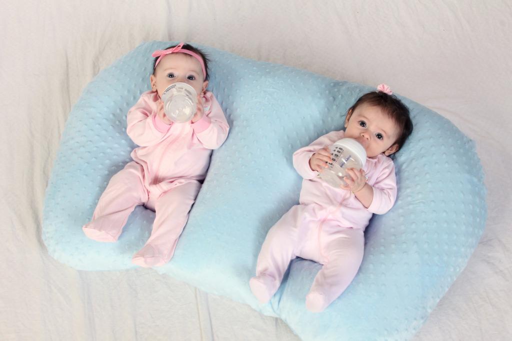 Amazon.com: The TWIN Z PILLOW - Blue - 6 uses in 1 Twin Pillow ! Breastfeeding, Bottlefeeding, Tummy Time, Reflux, Support and Pregnancy Pillow! Contains no Foam! : Baby