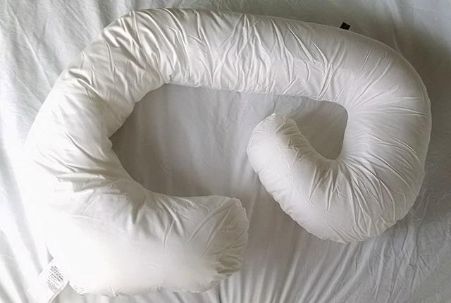 Leachco Original Snoogle Pregnancy Pillow Review - The Sleep Judge