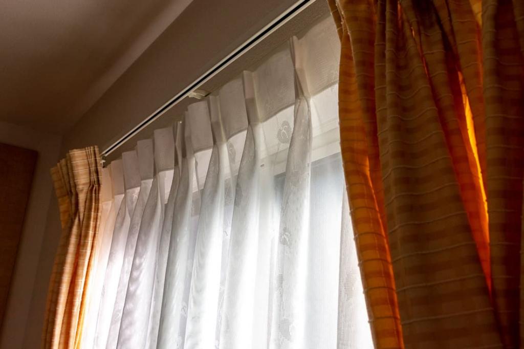 How To Hang Pinch Pleat Curtains [5 Steps] - Home Decor Bliss