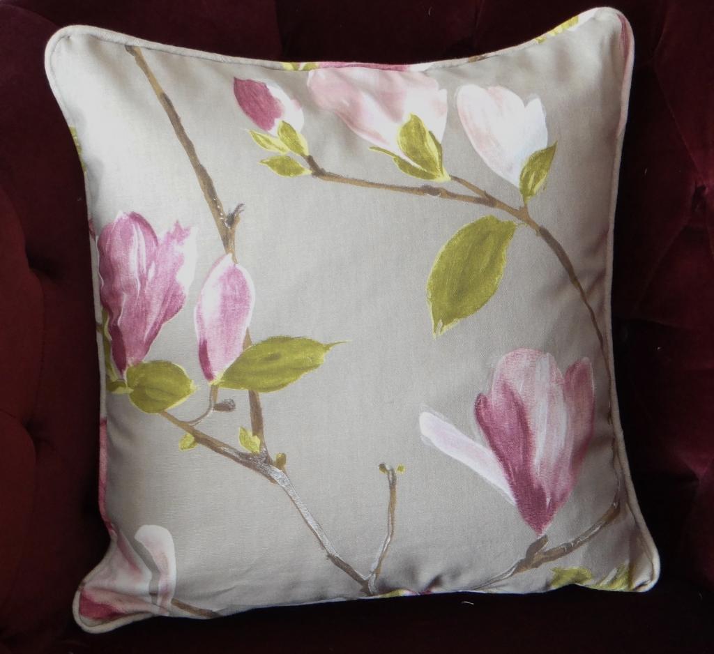 How to Make a Piped Cushion Cover with a Zipper Opening | thestitchsharer