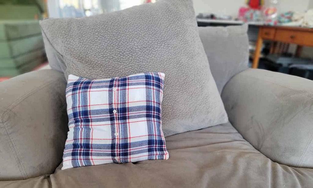 How To Make A Pillow Out Of A Shirt – DIY Memory Pillow – Beginner Sewing Projects