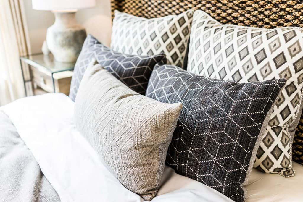 What Size Pillows Go On A King Bed [And How Many Do You Need]? - Home Decor Bliss