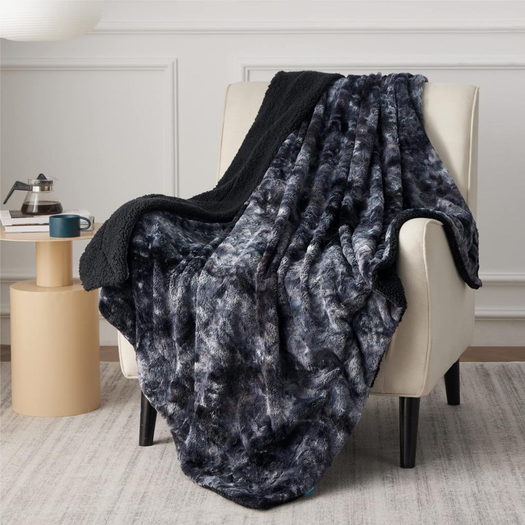 Amazon.com: Bedsure Faux Fur Blankets Twin Size - Black Fuzzy Plush Fluffy Soft Sherpa Fleece Twin Blanket for Bed, 60x80 inches : Home & Kitchen