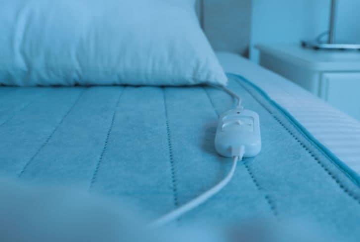 How Many Amps Does an Electric Blanket Use? (Detailed Overview) - Conserve Energy Future