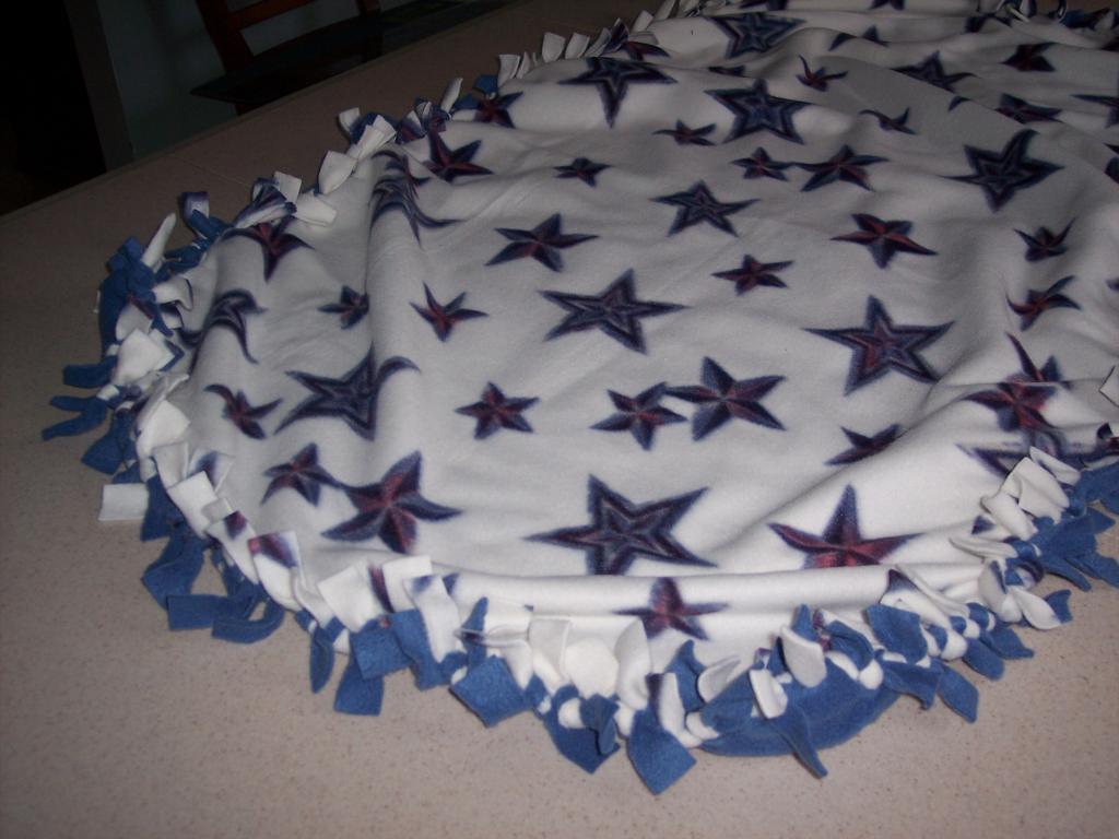 How to Make a Tied Fleece Blanket : 10 Steps (with Pictures) - Instructables