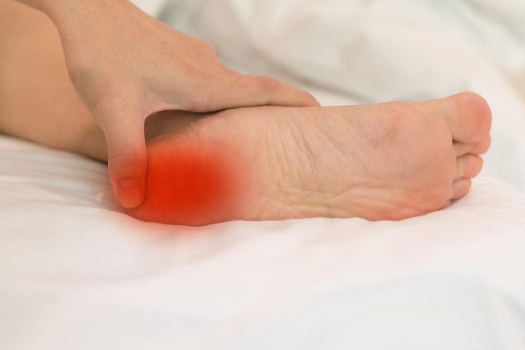 My Feet Hurt When I Wake Up and Walk: 4 Possible Causes and Solutions