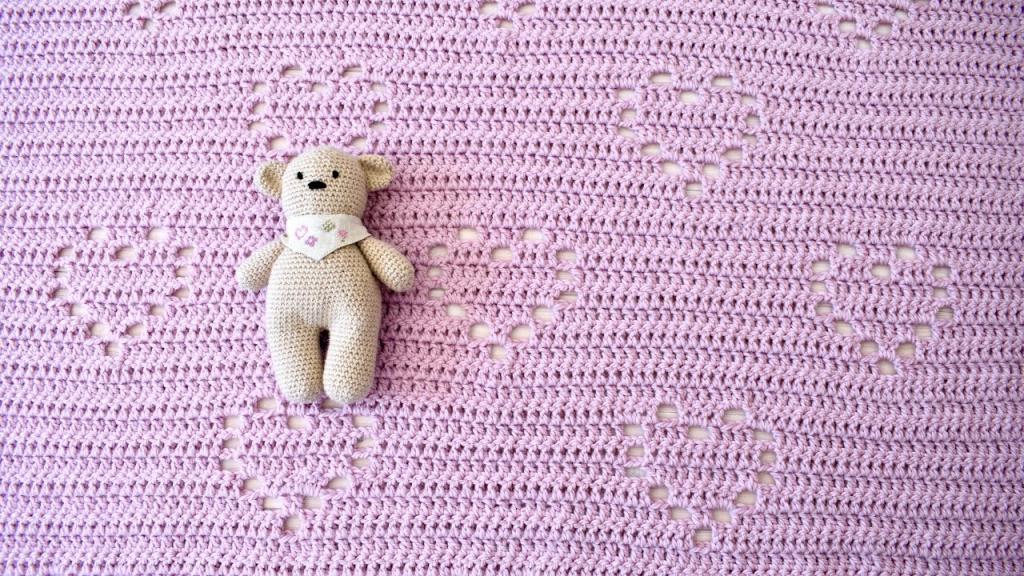 How to crochet an easy heart blanket - cute baby blanket tutorial (any size) - YouTube