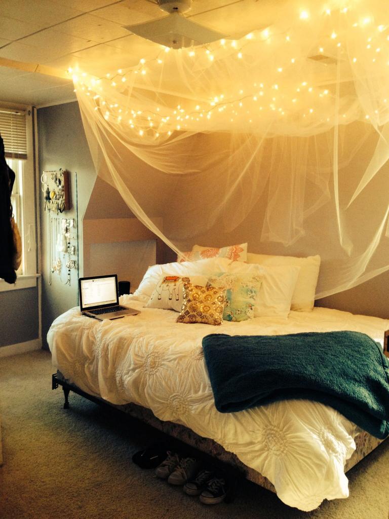 20 DIY Dorm Canopy Beds | HomeMydesign | Small bedroom diy, Living room canopy, Dorm room diy