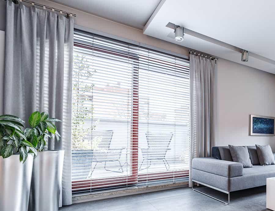 A Guide To Placing Your Curtains Over Blinds – Furnishing Tips